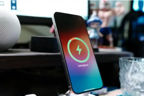 宝山苹果15换屏服务分享用什么充电器给iPhone15充电更好 